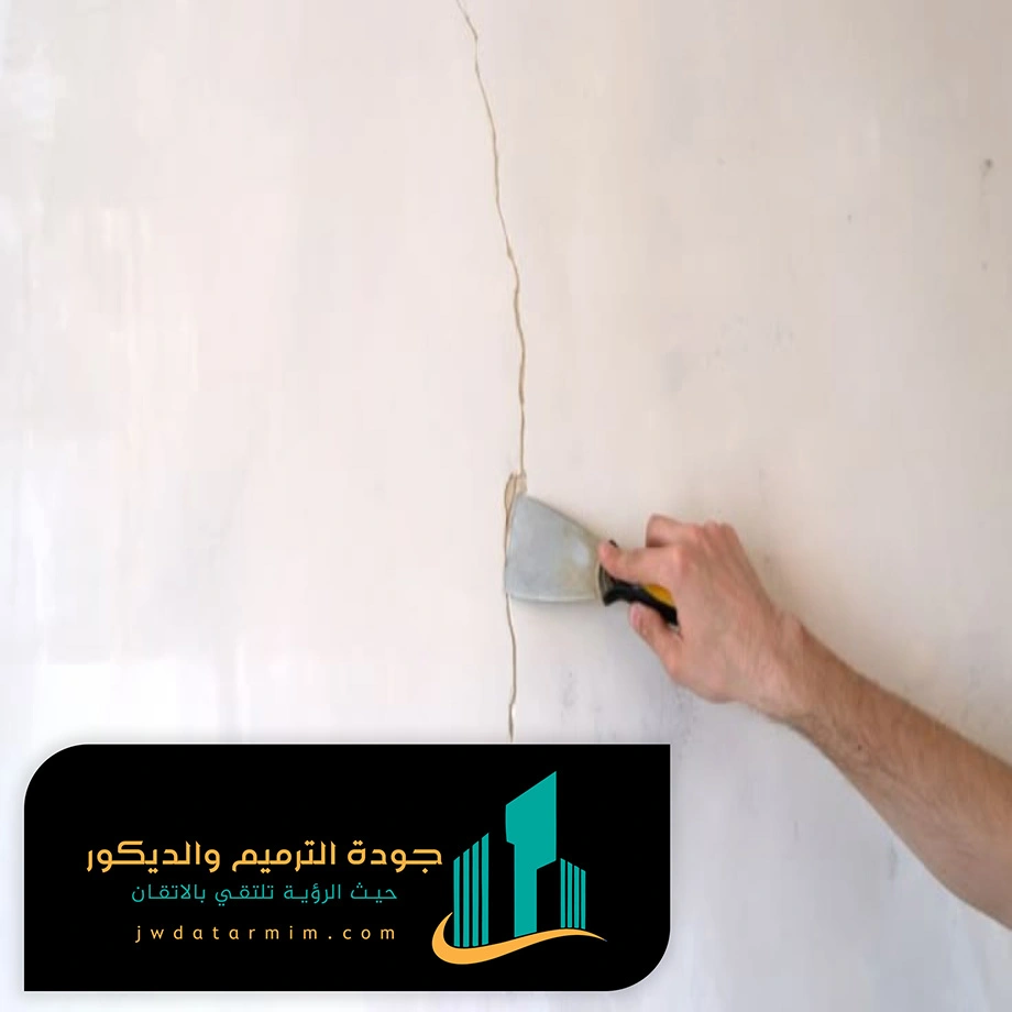 اصلاح الشروخ في الجدران شمال الرياض